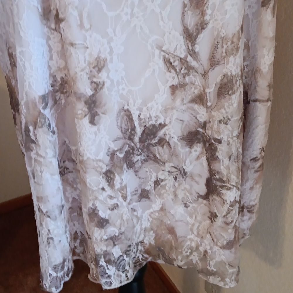 Bundle of TWO Roz & Ali Dressy Tops - Picture 5 of 16